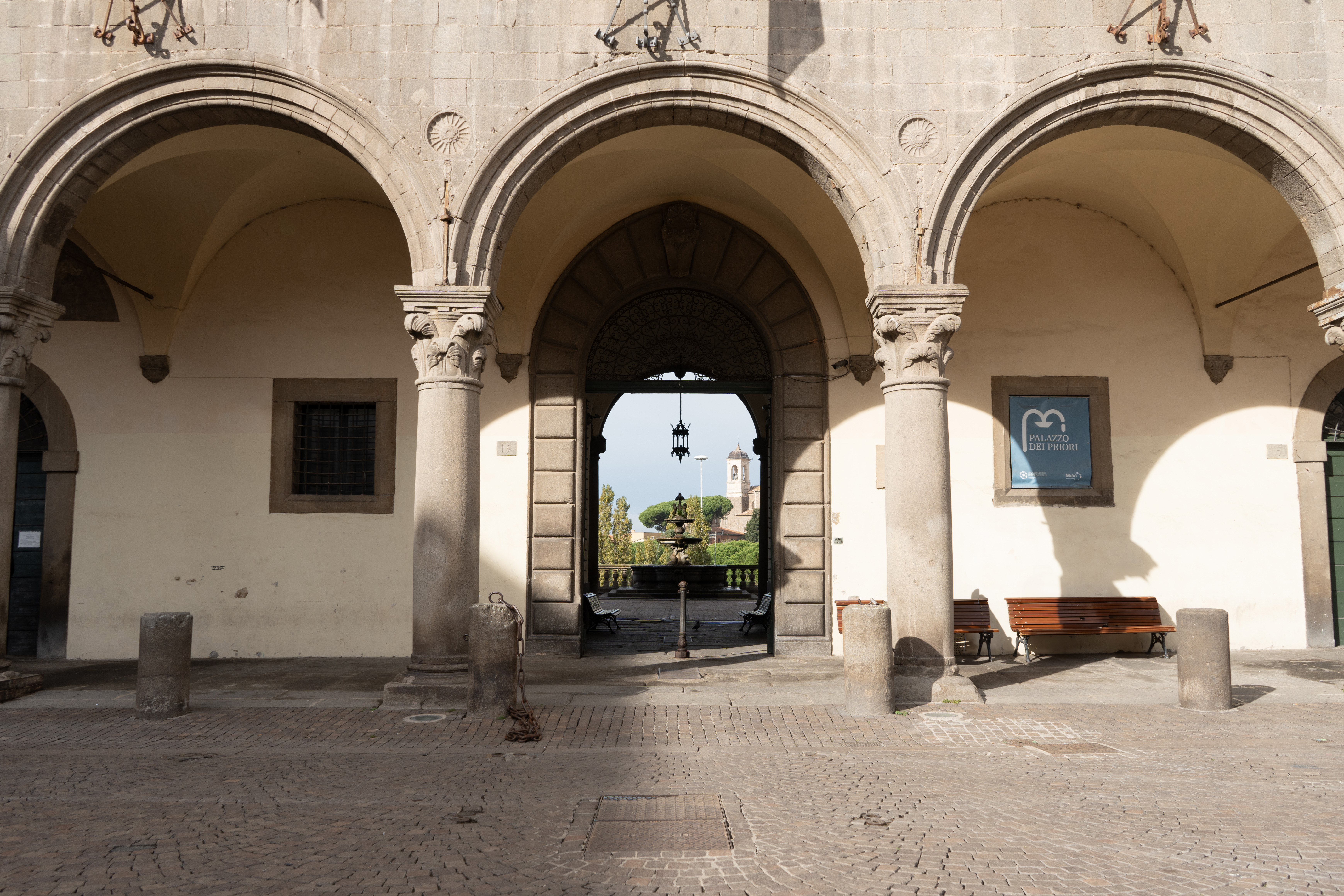 Foto dell'ingresso al museo dei portici visto dal centro di piazza del plebiscito
